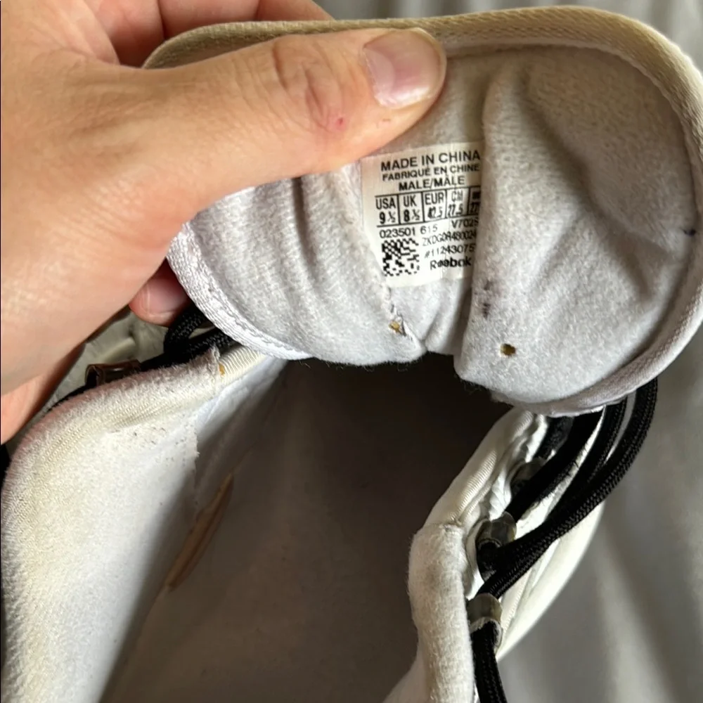 Allen Iverson’s Reebok Questions in 
 White and Black size 9.5 - Picture 6 of 6